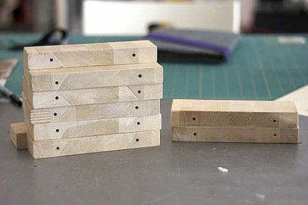 把木块的两端打上小孔