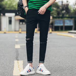 青年黑色破洞牛仔裤