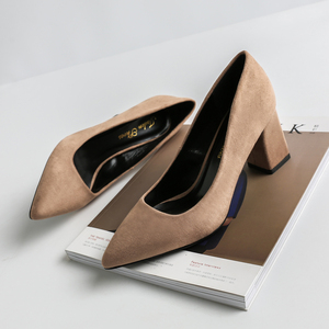 春季尖头粗跟绒面单鞋