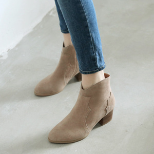 真皮中跟尖头踝靴
