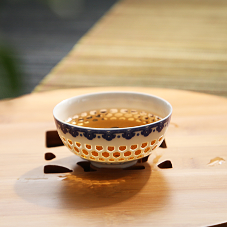 蜂窝镂空玲珑薄胎青花瓷茶杯 单杯陶瓷功夫茶具景德镇个人品茗杯