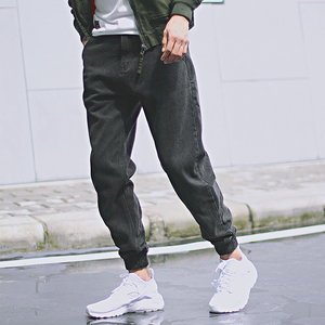 青年水洗做旧牛仔裤