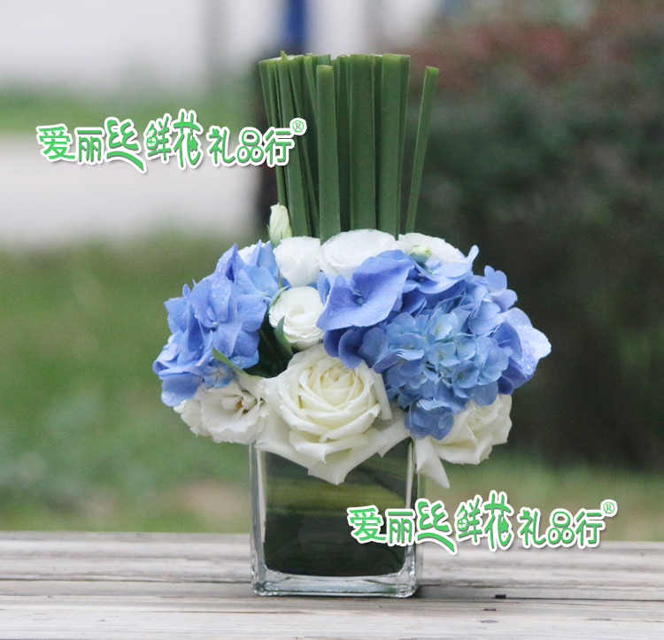 『会议小桌花预定』立式小杯花 蓝色系西餐台花 北京西单鲜花店