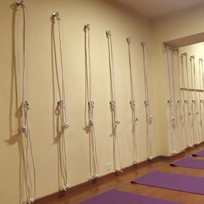 4、為什麼其他工具在艾揚格瑜伽中不常見？我們的瑜伽館都是磚塊，牆繩，還有那個瑜伽帶