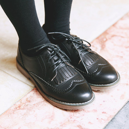 ，逛街上学都不累。英伦风情的鞋子，是学院风搭配中必不可少的单品。"