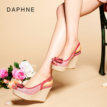 甜美蝴蝶结镂空坡跟显瘦修身 扣带鱼嘴凉鞋 达芙妮夏新款 Daphne
