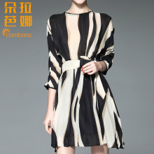 朵拉芭娜真丝连衣裙春装女2017新款宽松圆领九分袖水波纹系带裙女图片