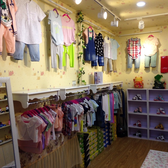 童装货架上墙侧挂组合架服装店装修货架女装货架高档烤漆板展示架