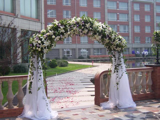 广州结婚会场布置鲜花拱门及路引 婚礼酒店布置