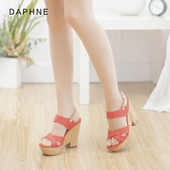 1015303174 坡跟木纹防水台露趾一字扣凉鞋 达芙妮女鞋 Daphne