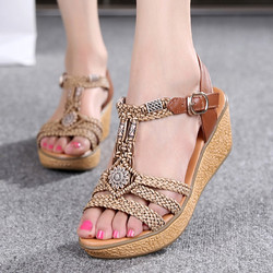 夏季新款真皮韩版中年女式凉鞋软底坡跟防滑中