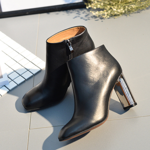 于momo粗跟马丁靴