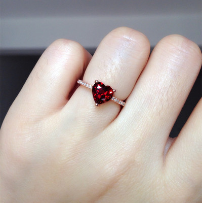 新款925纯银高档红宝石镶钻戒指订婚婚戒送女