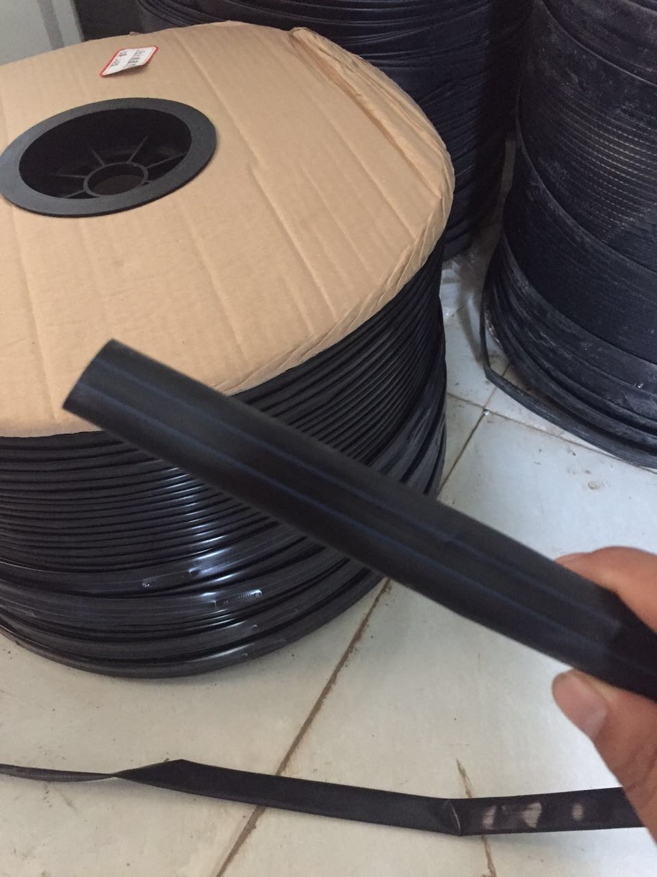 贴片式滴灌带苹果葡萄草莓茄子专用滴灌带微喷带大棚专用迷宫带正