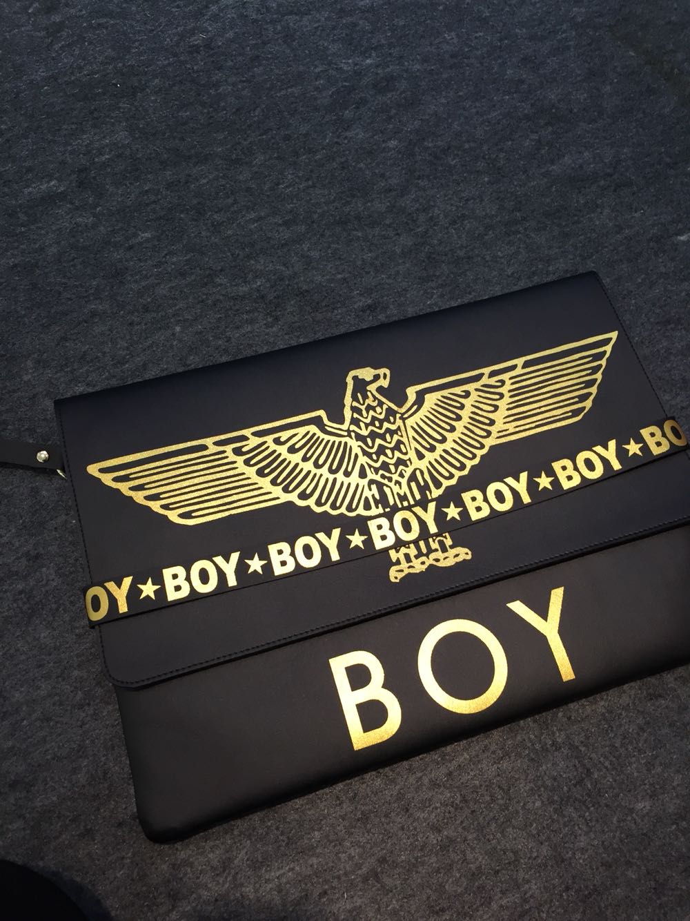 英版boy london 黑色手拿包,无色压印老鹰 高17宽25