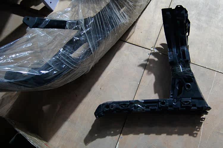 奔驰c级w205后杠支架 c180l c200l c250l c300l c450l后杠托架