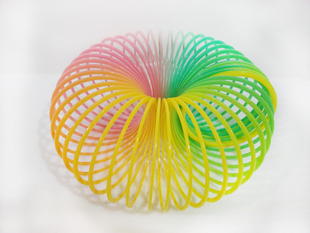 彩虹圈塑料弹簧圈魔术圈弹力圈 幼儿园早教玩具开发智力创意怀旧