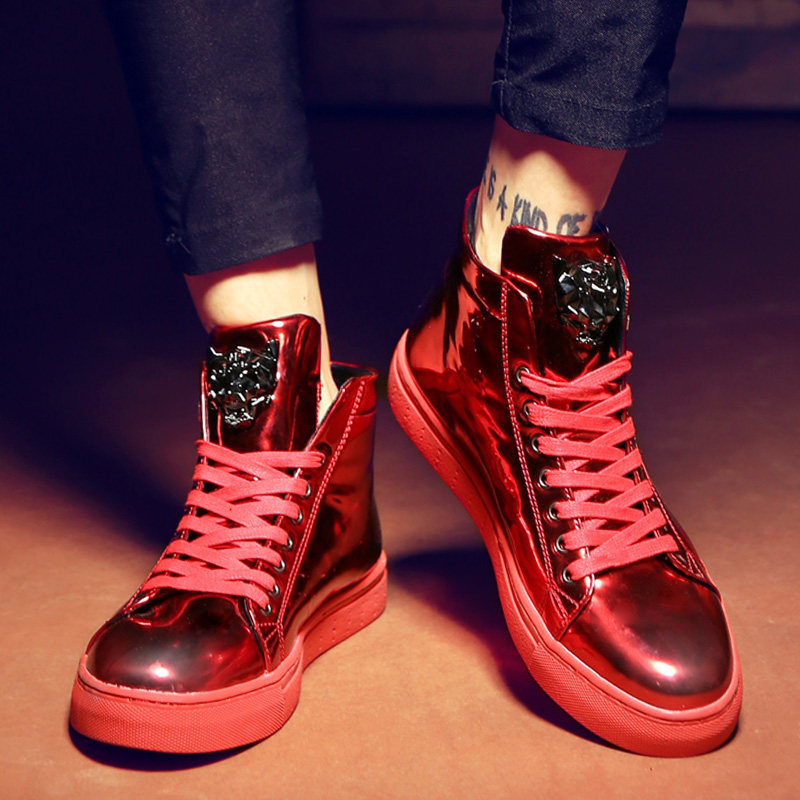 男生穿红色鞋子配什么衣服