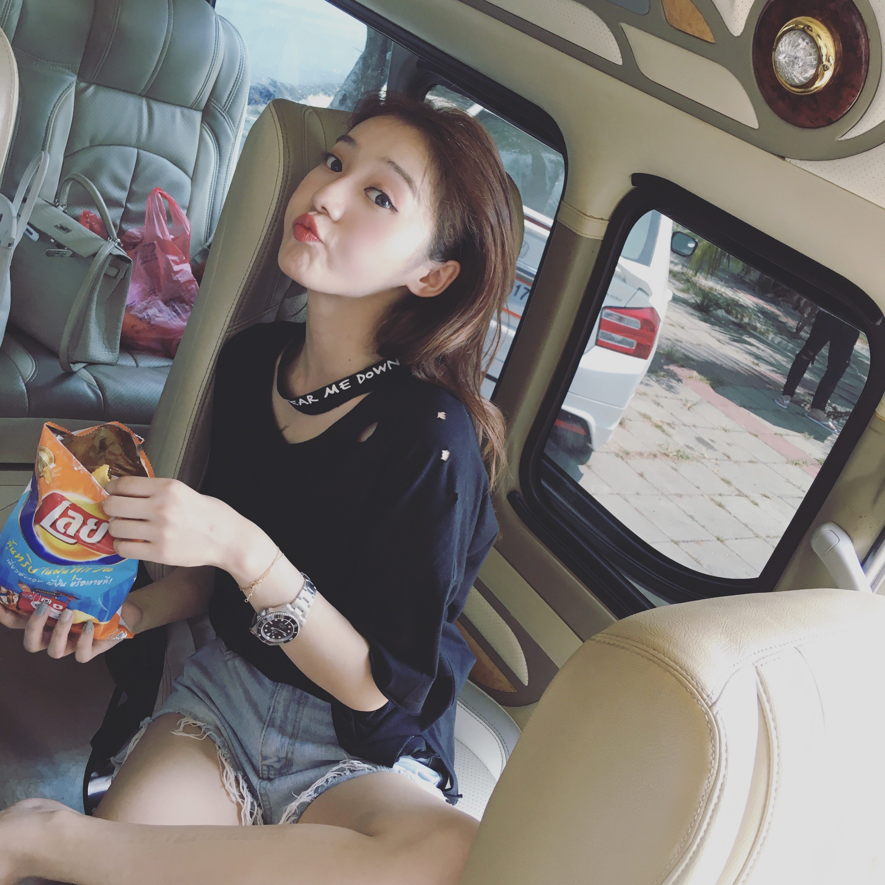 美美的夏夏:推荐必入 韩版百搭基础破洞2色短袖开口t恤女